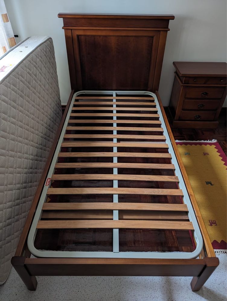 Cama com mesa de cabeceira