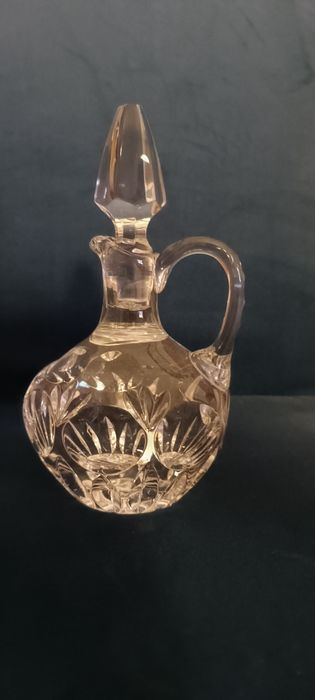 Przepiękna duża karafka kryształowa. Elegancki dodatek na każdy stół.