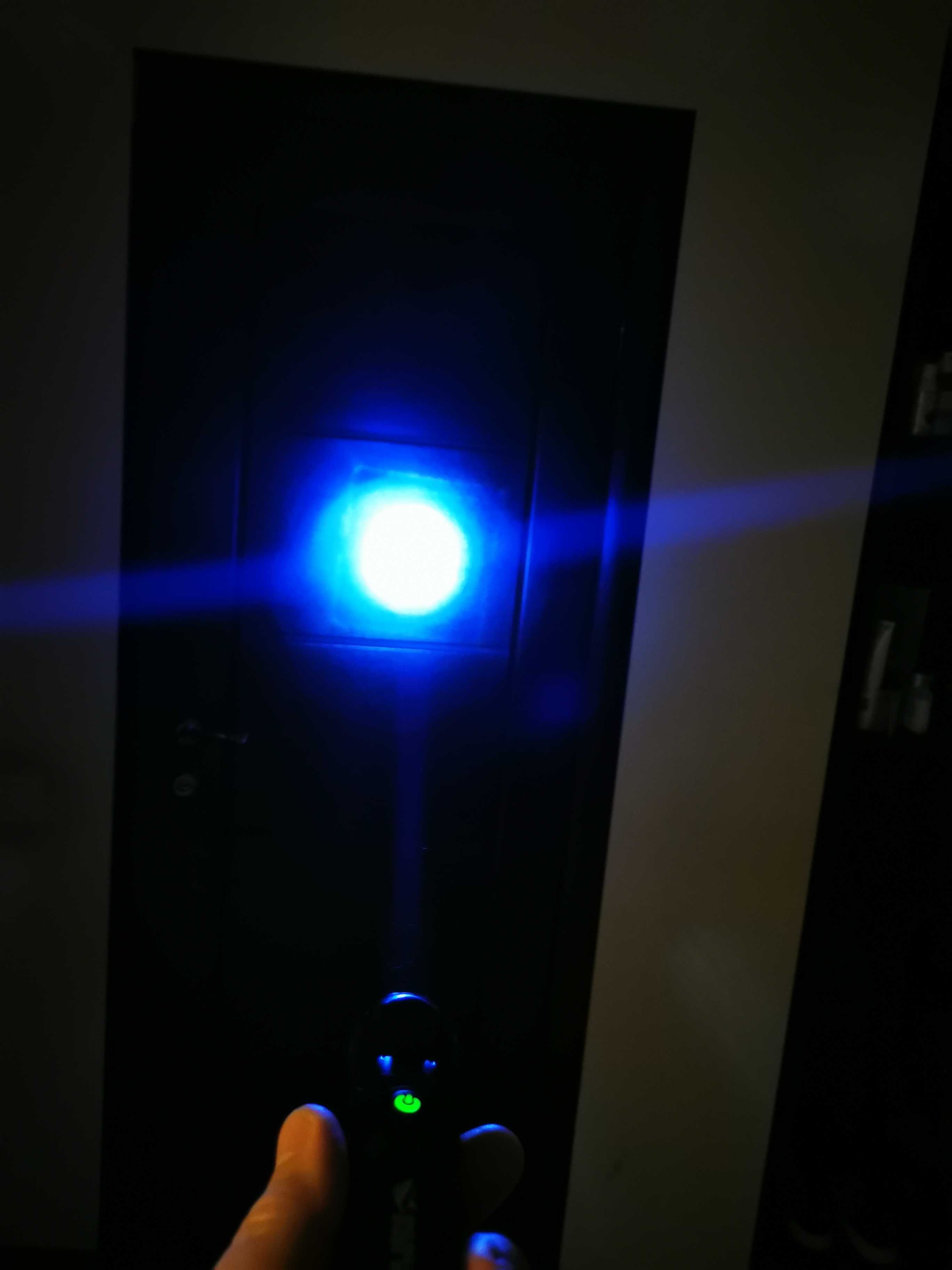 Ліхтарик із сильним фокусуванням світла на Акамулятор.