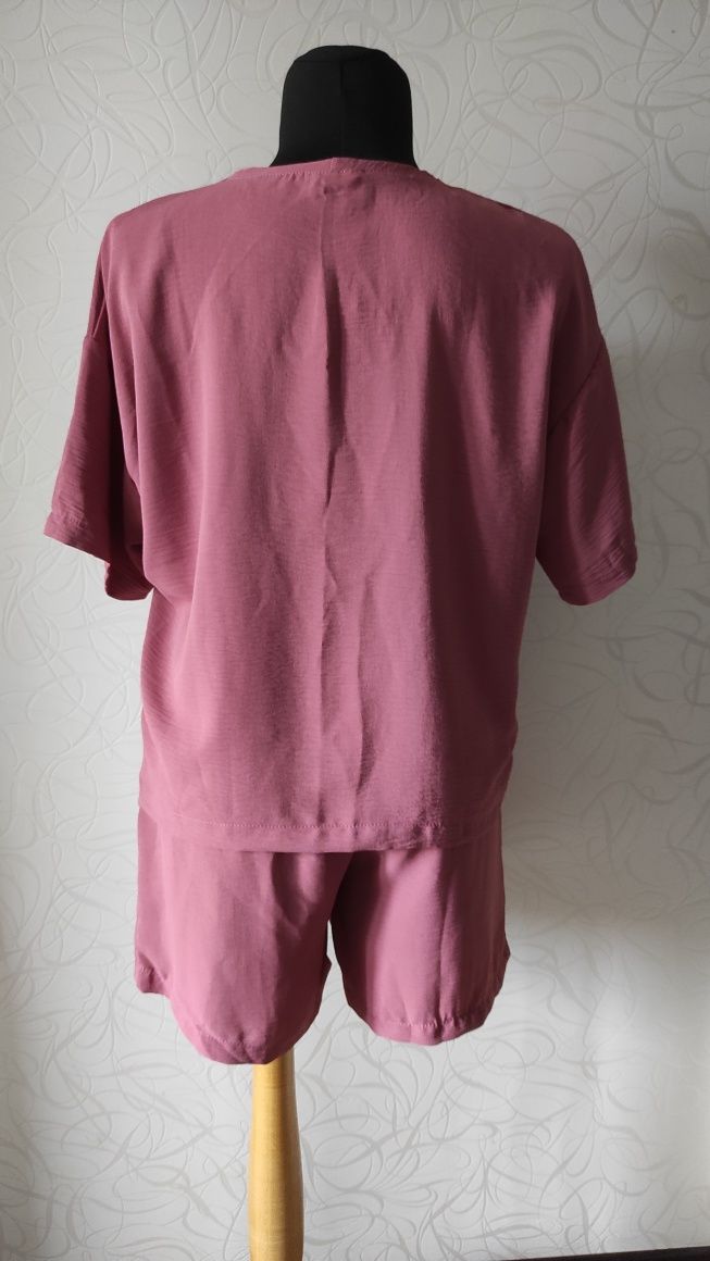Темно-розовый свободный костюм с шортами на 50-52