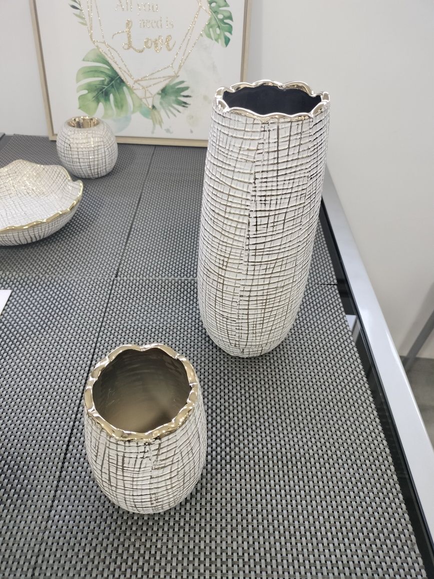Vendo decoração dourada