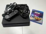 PS4 + 2 pady i cale okablowanie + gra w gratisie