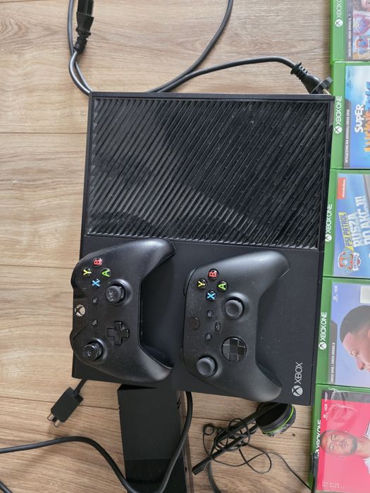 Xbox one z 2 padami i 15 grami