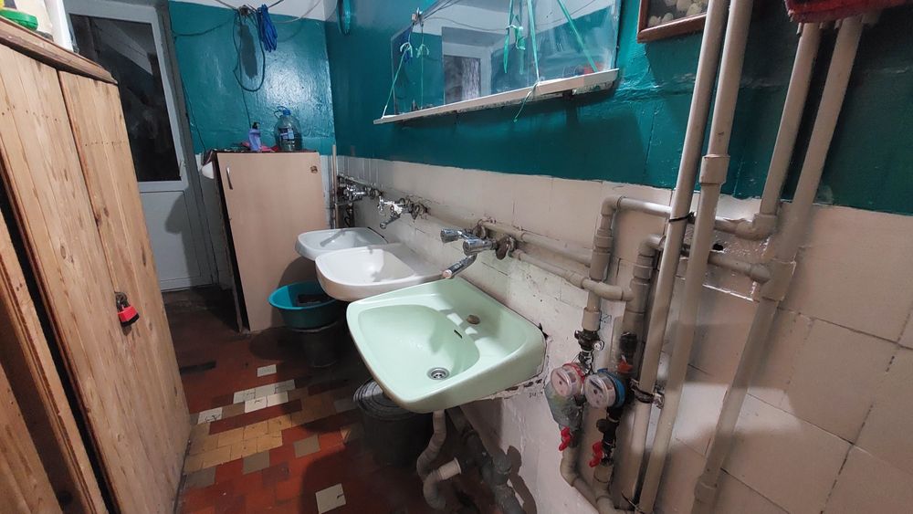 Продається кімната з ремонтом в гуртожитку  по вул. Д. Білоконя.