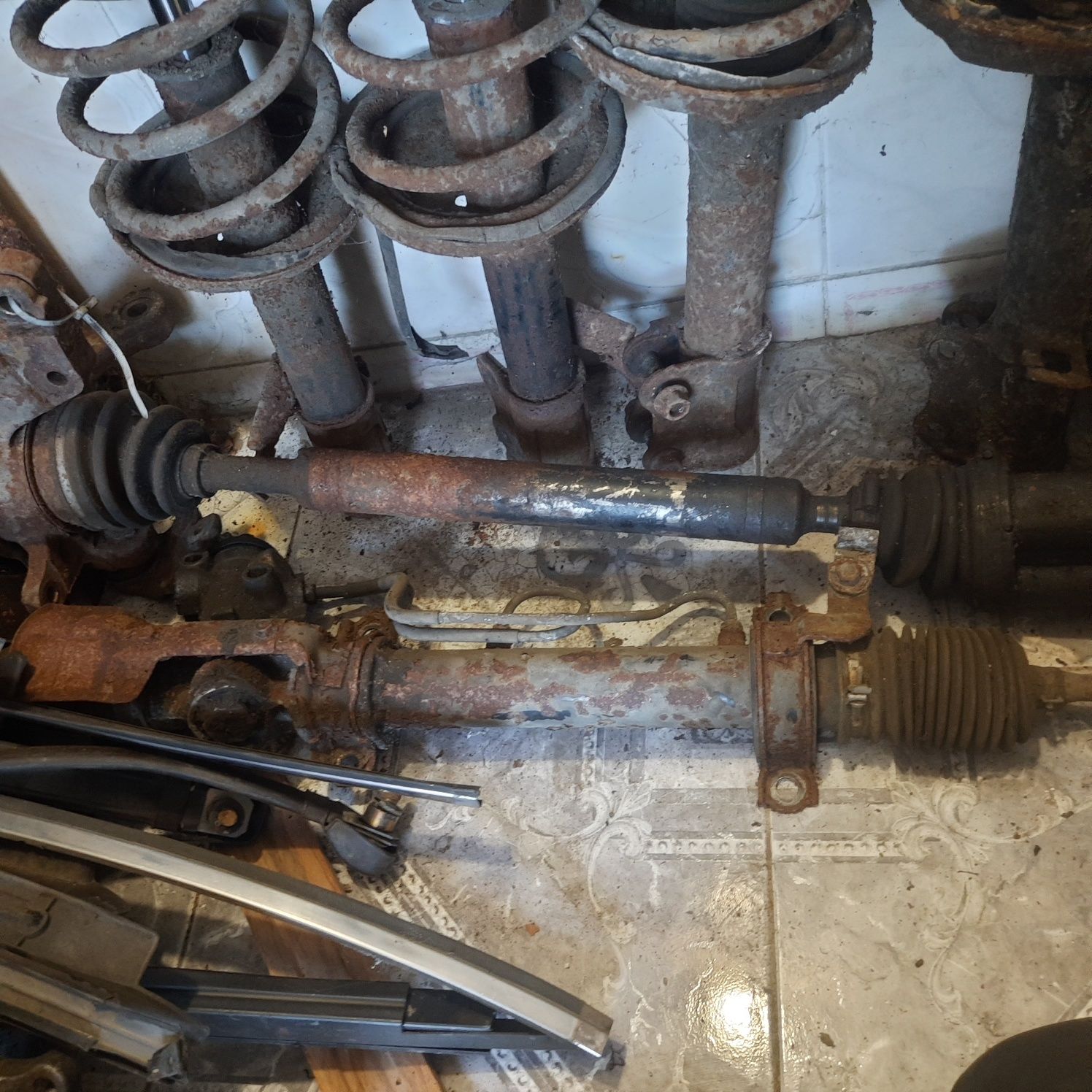 Продам тойота карина 1984г по запчастям, двигатель 3а коробка автомат