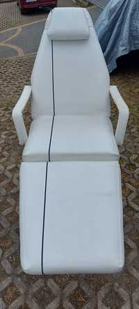 Fotel kosmetyczny regulowany biały