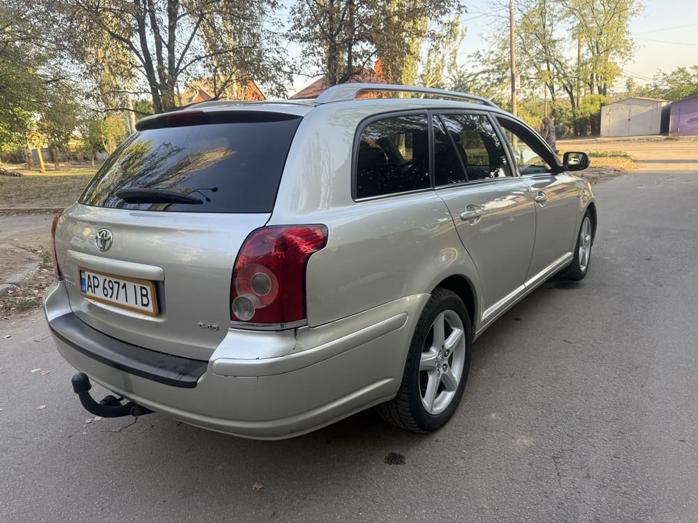 Тайота Авенсис дизель 2,2 в хорошем состояние