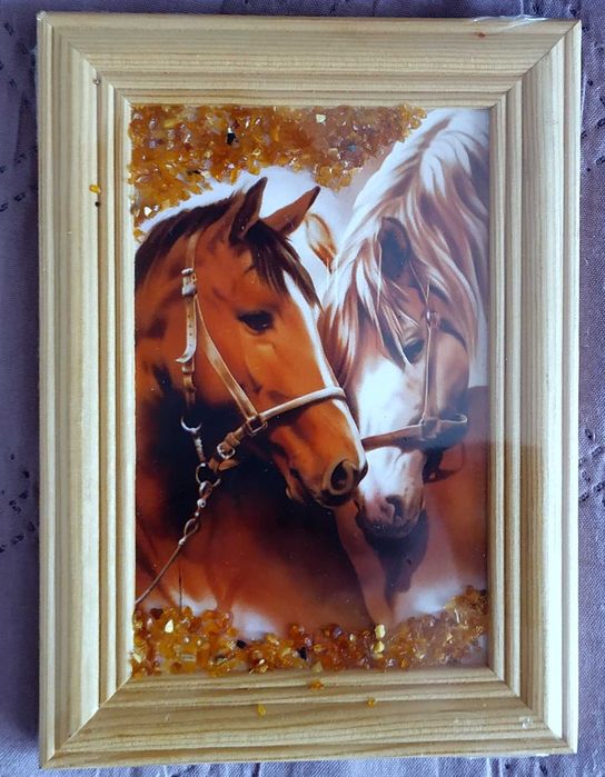 Obrazek "zakochane konie" z małymi bursztynkami