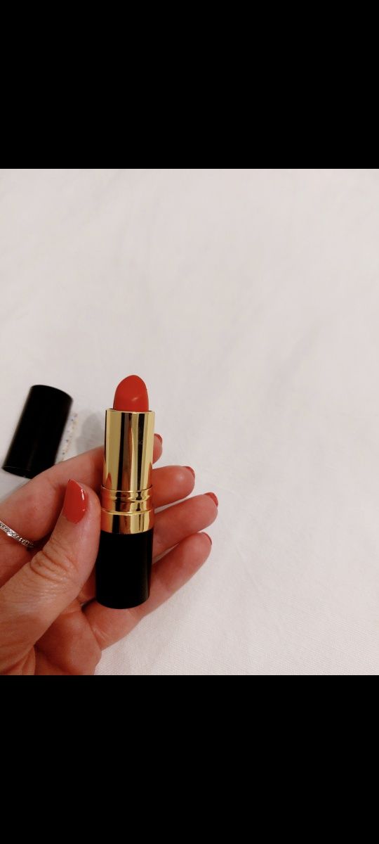 Batom vermelho/ encarnado revlon