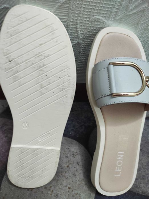 Шльопанці жіночі шкіряні ,колір сіро- годубий, нові.