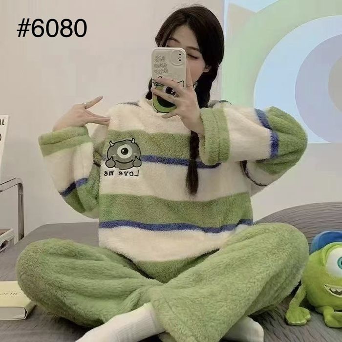 Тепленька гарна піжама велсофт рр.146-164, якість супер!