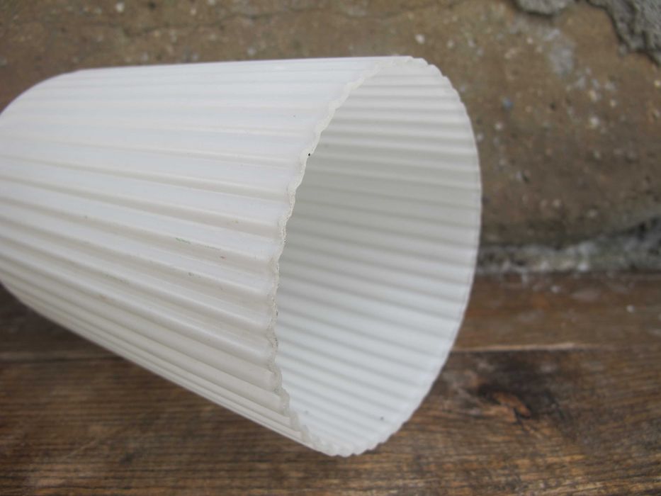 PRL - Stary ryflowany klosz_BIAŁY MAT_żyrandol_zwis_ E 27_100 x 45 mm