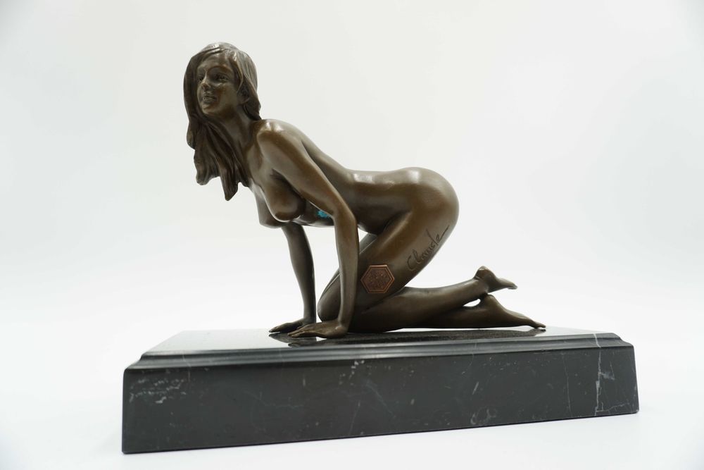 AKT naga kobieta na kolanach -figura z brązu