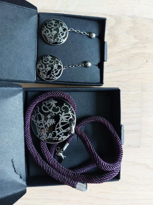 kolczyki i wisiorek z przywieszką kolor czarno-srebrny avon