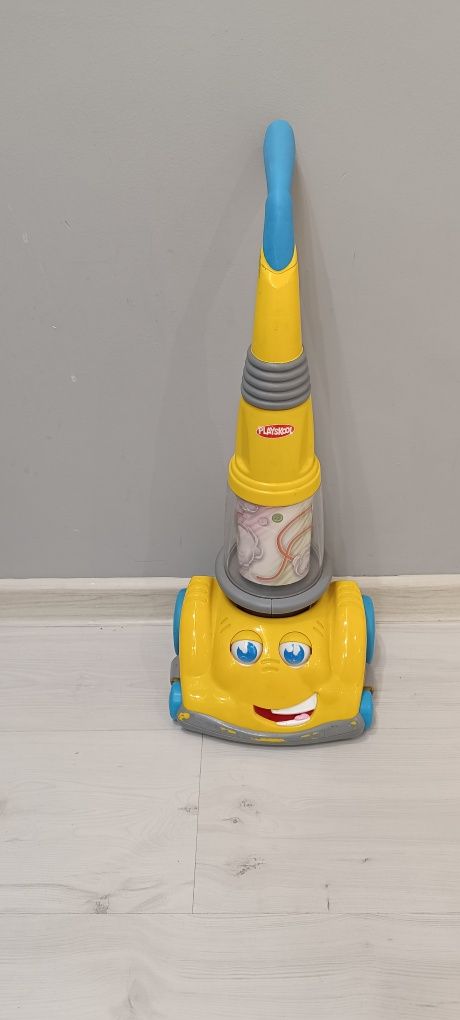 Zabawkowy odkurzacz playskool wydaje dźwięki, otwiera i zamyka oczy, k