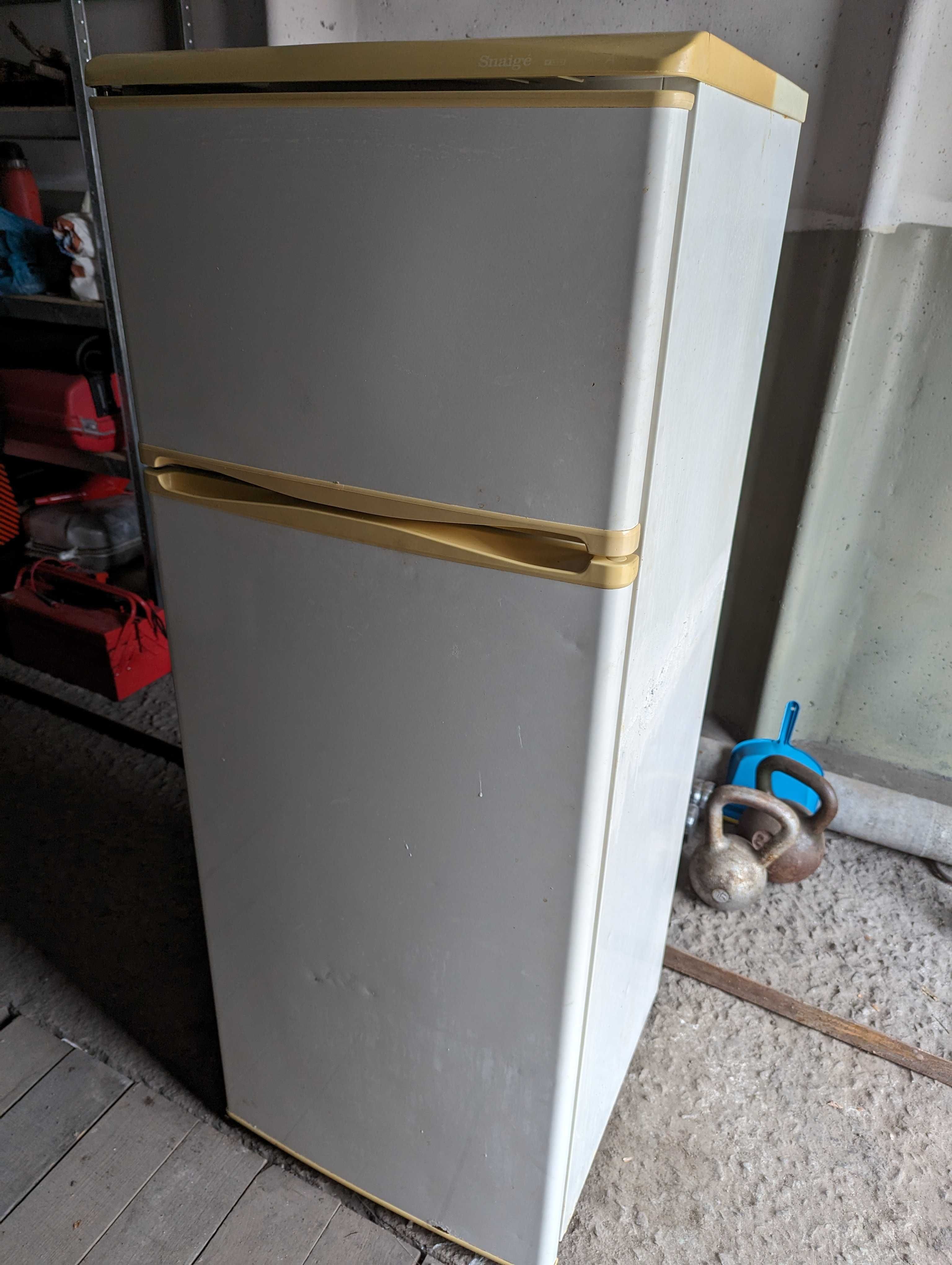 Холодильник двухкамерный Snaige Рабочий, нужен ремонт дверцы