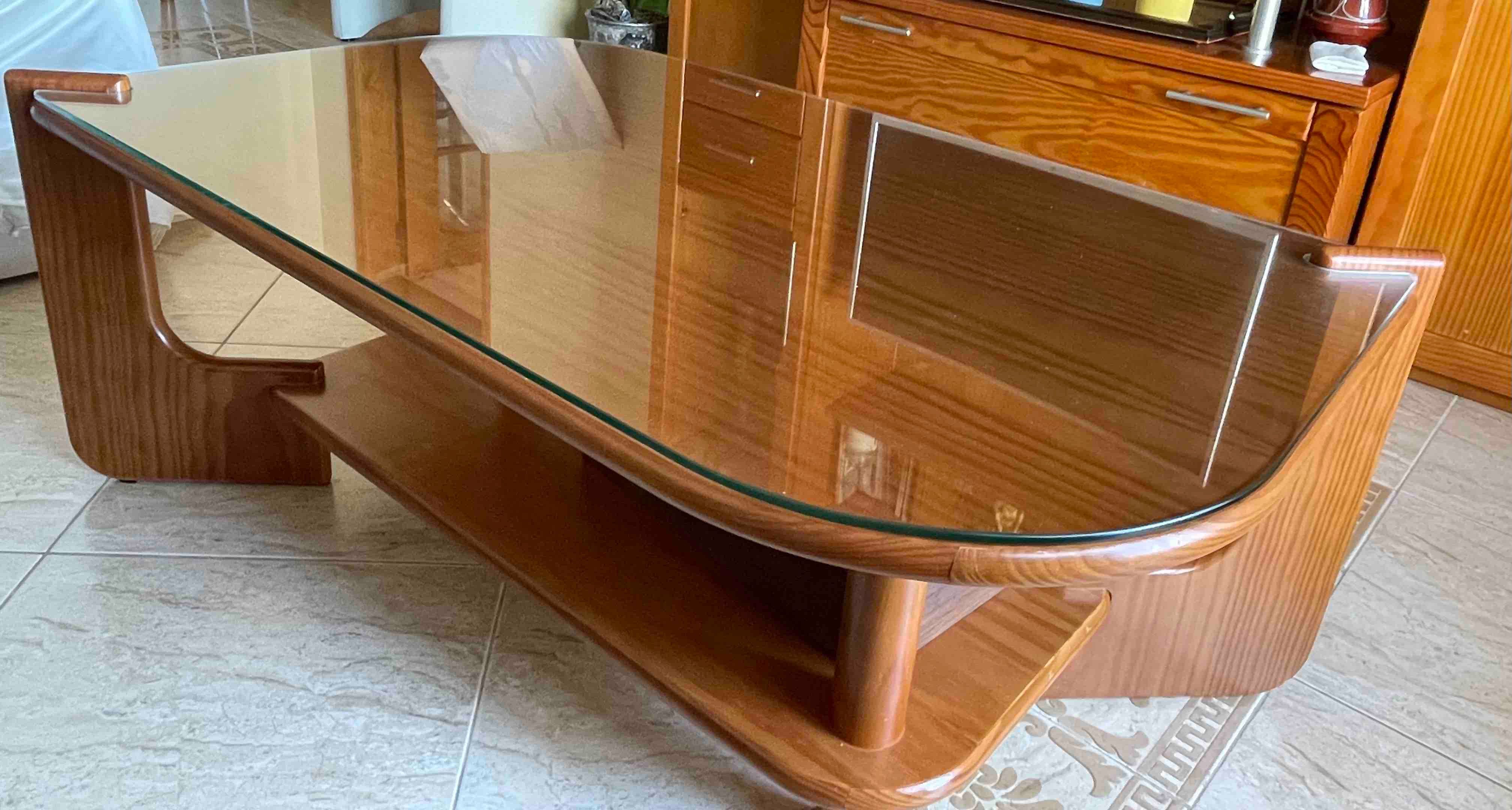 Mesa de centro em madeira e vidro