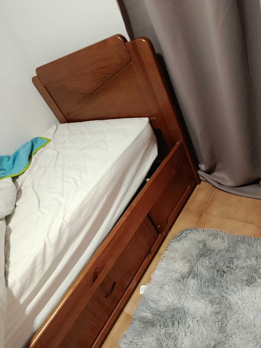 Roupeiro e cama de solteiro em madeira