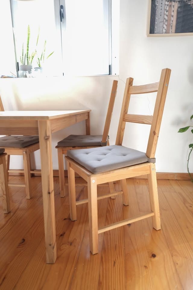 Mesa IKEA com cadeiras
