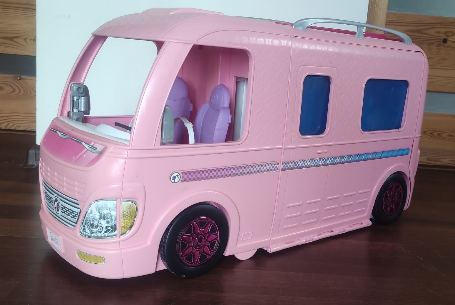 Camper barbi z basenem