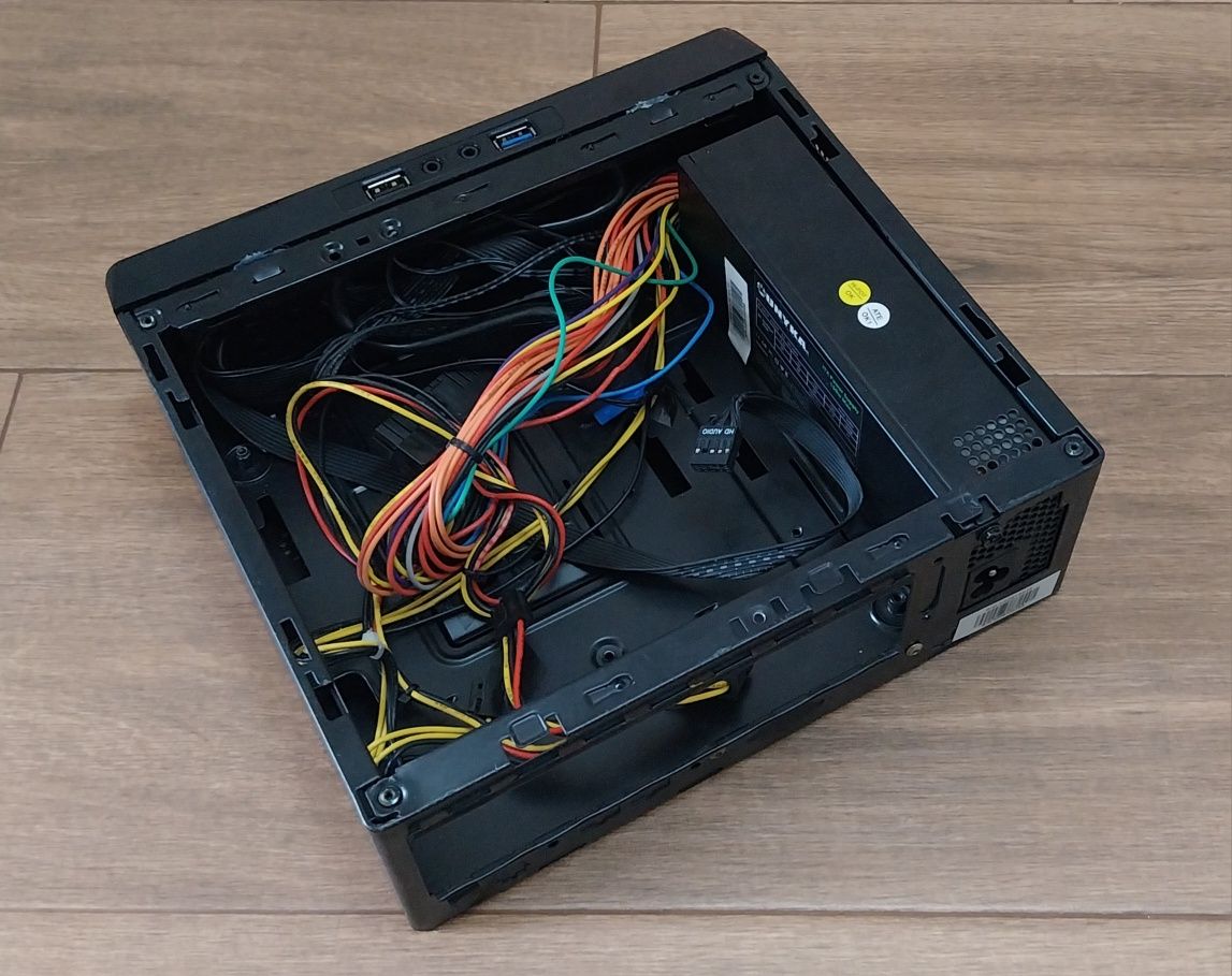 Caixa mini itx com fonte de alimentação Unika de 150 Watts