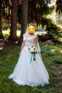 Весільна сукня і фата