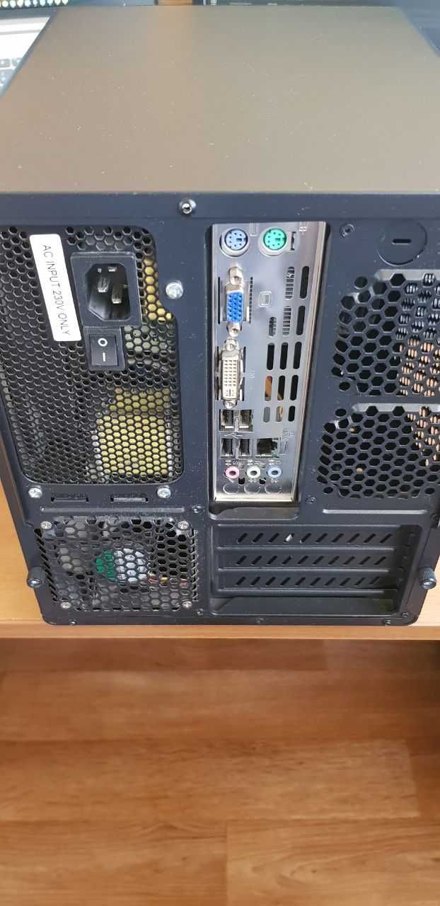 (NAS) MiniPC - Phenom II X4 945 4x3.0/2x4Gb DDR2 1066/460w/cube case