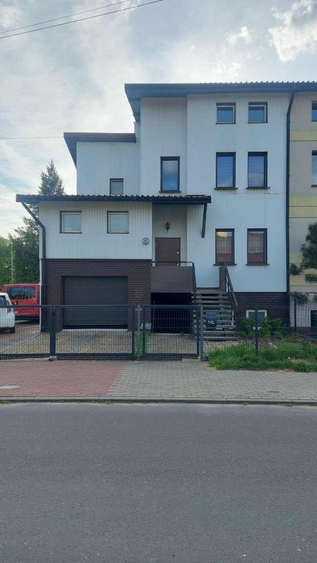 Dom narożny w zabudowie szeregowej.