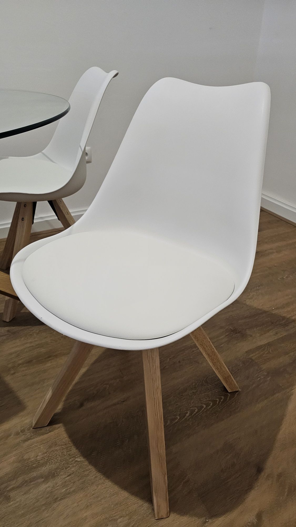 Conjunto mesa e cadeiras