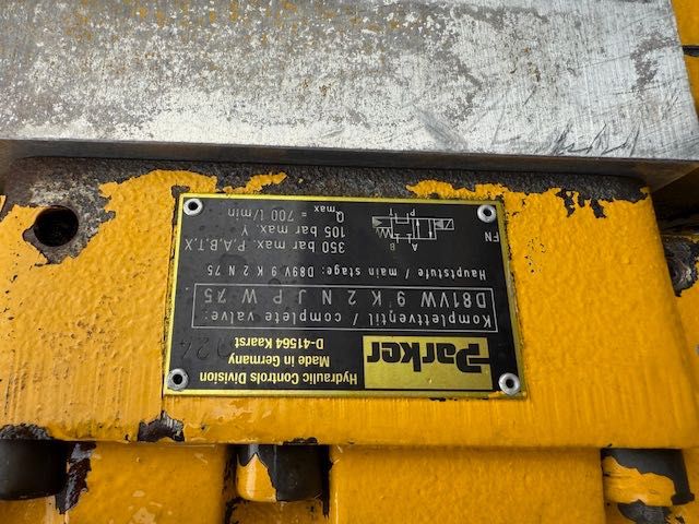 rozdzielacz hydrauliczny duży do wiertnicy bauer
