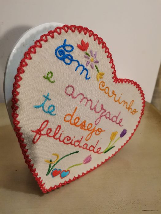 Guarda jóias em forma de coração, com a tampa forrada a linho bordado.