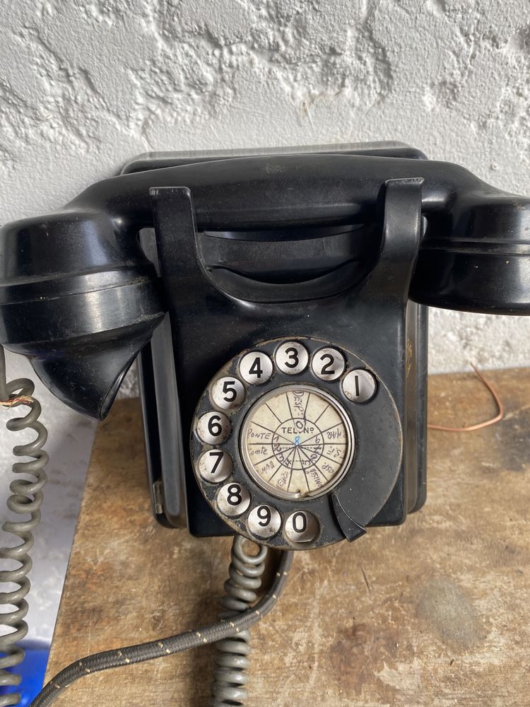 Telefone antigo de parede