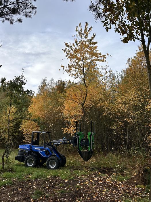 Wynajmij MultiOne 8.5 (Avant)z przesadzarką do drzew–ogród bez wysiłku