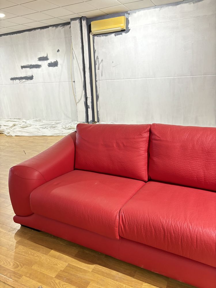 Sofa de pele vermelho