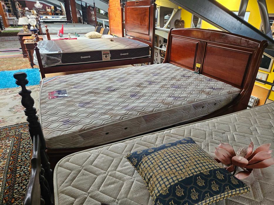 Excelente cama em madeira maciça com estrado e colchão - óptim