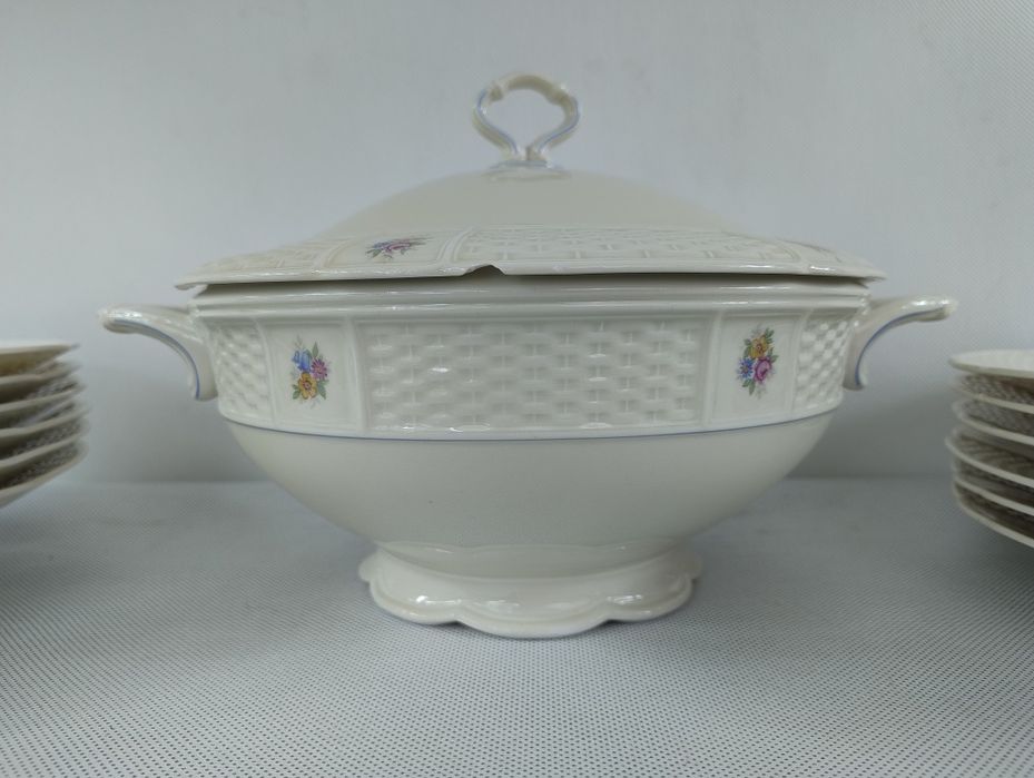 Serwis obiadowy dla sześciu osób.