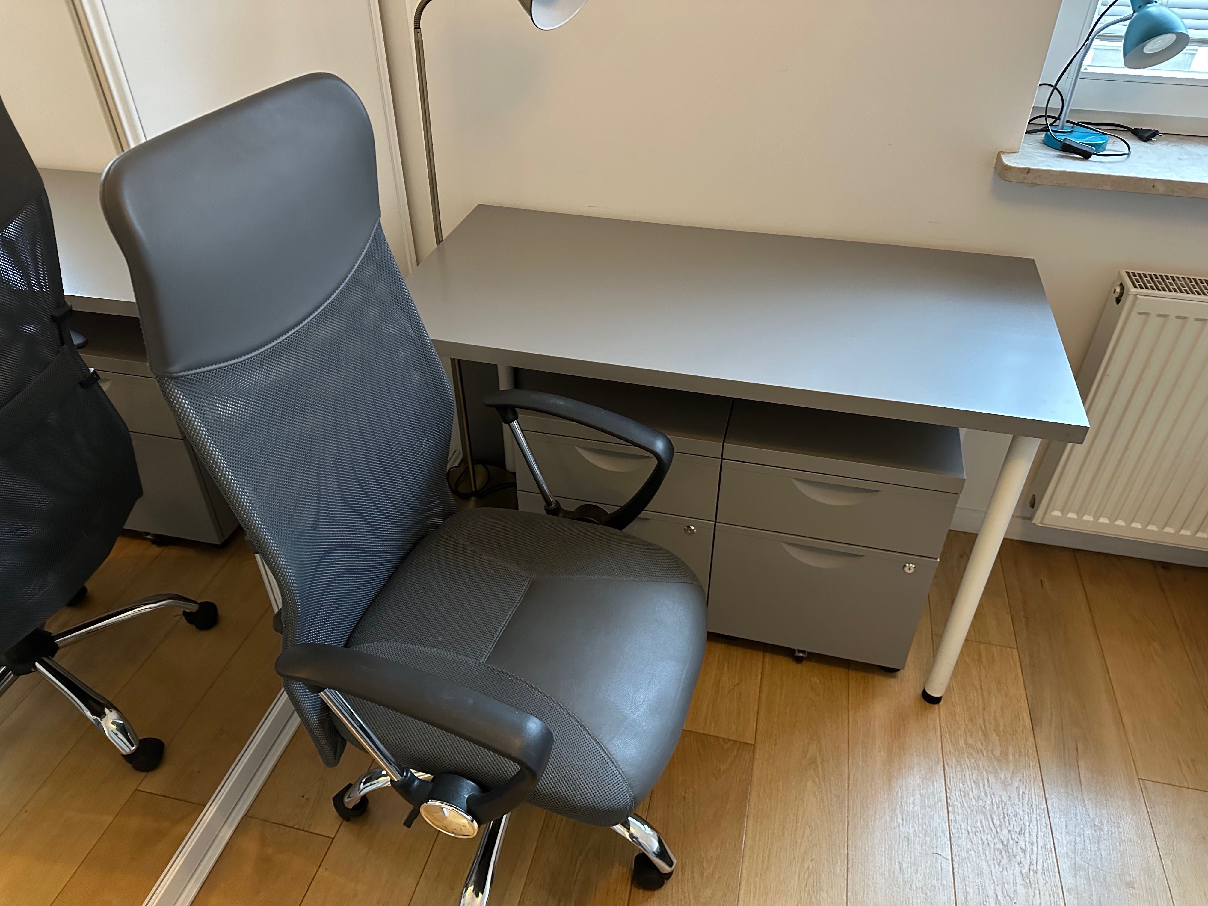 Meble biurowe -krzesło i biurko . 12 zestawów.  Używane -super stan.