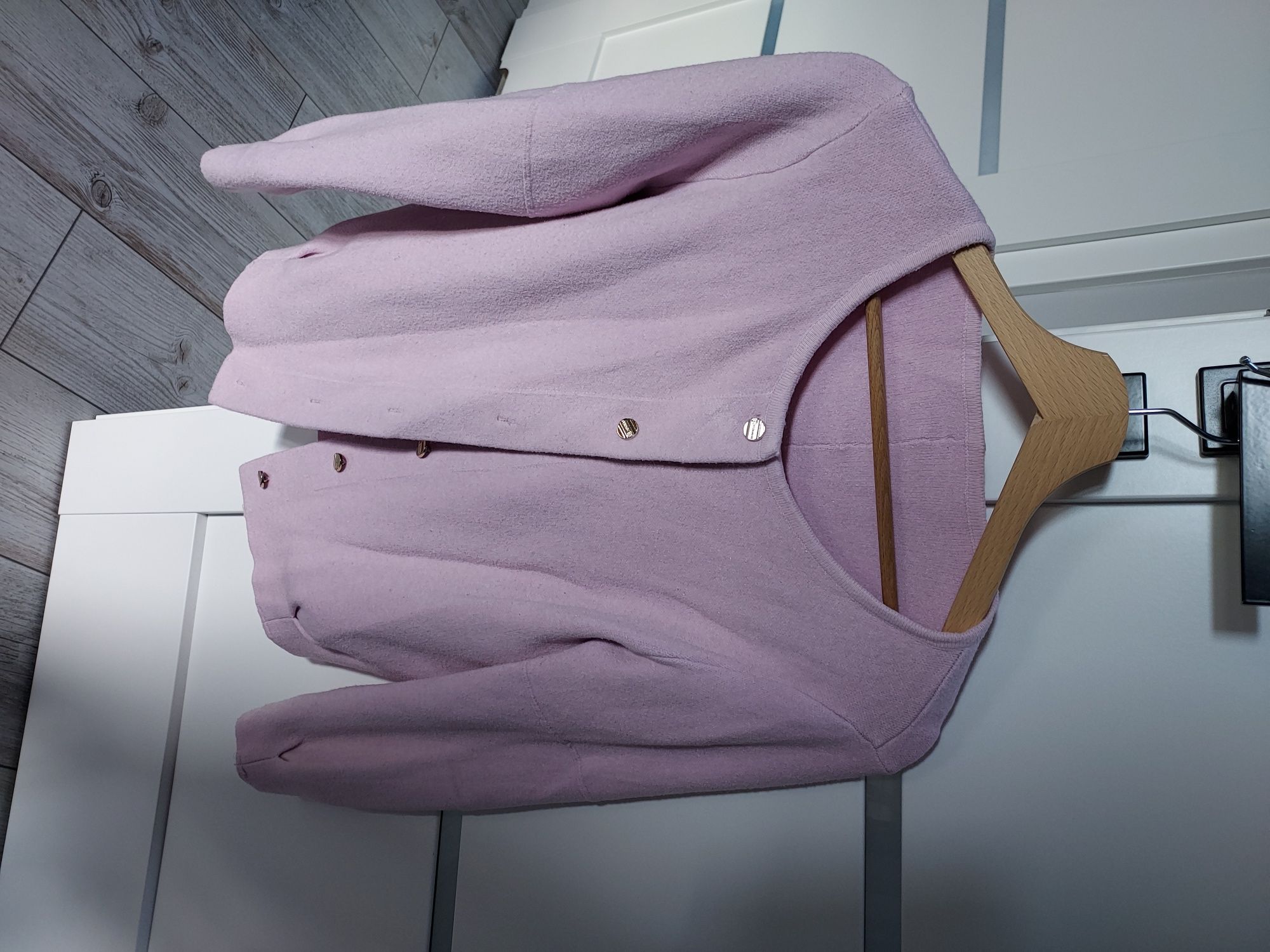 Liliowy sweterek z guzikami