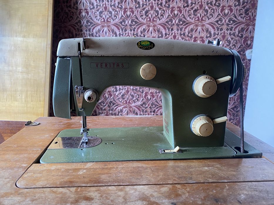 Продам швейну машинку