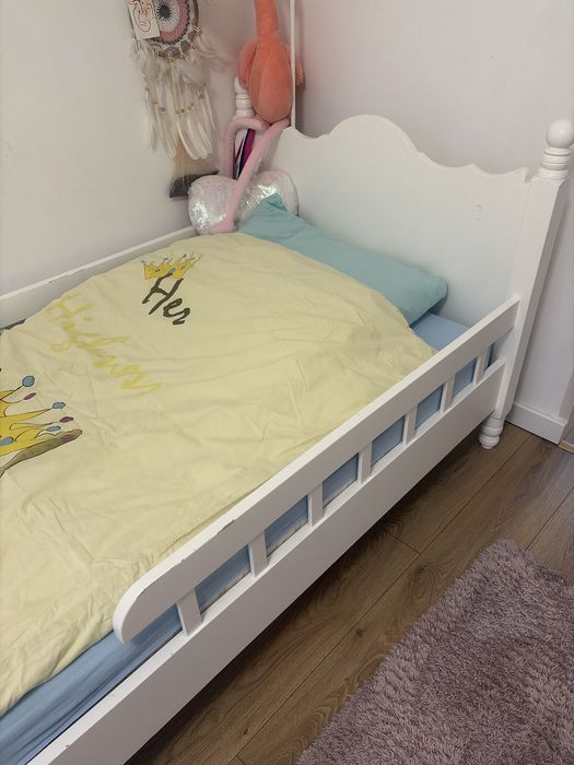 Szafa i łóżko dla dziewczynki