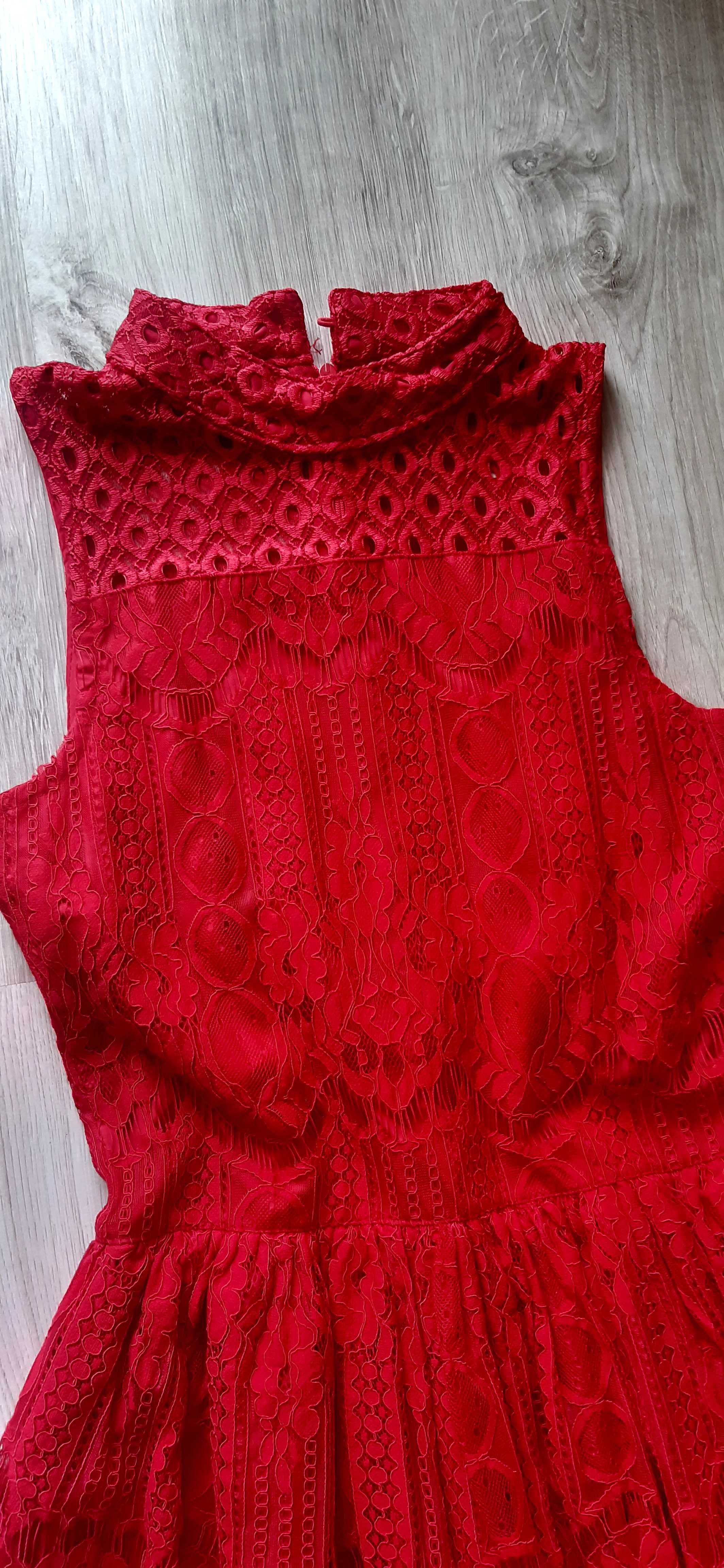 Długa czerwona sukienka we wzory dla dziewczynki