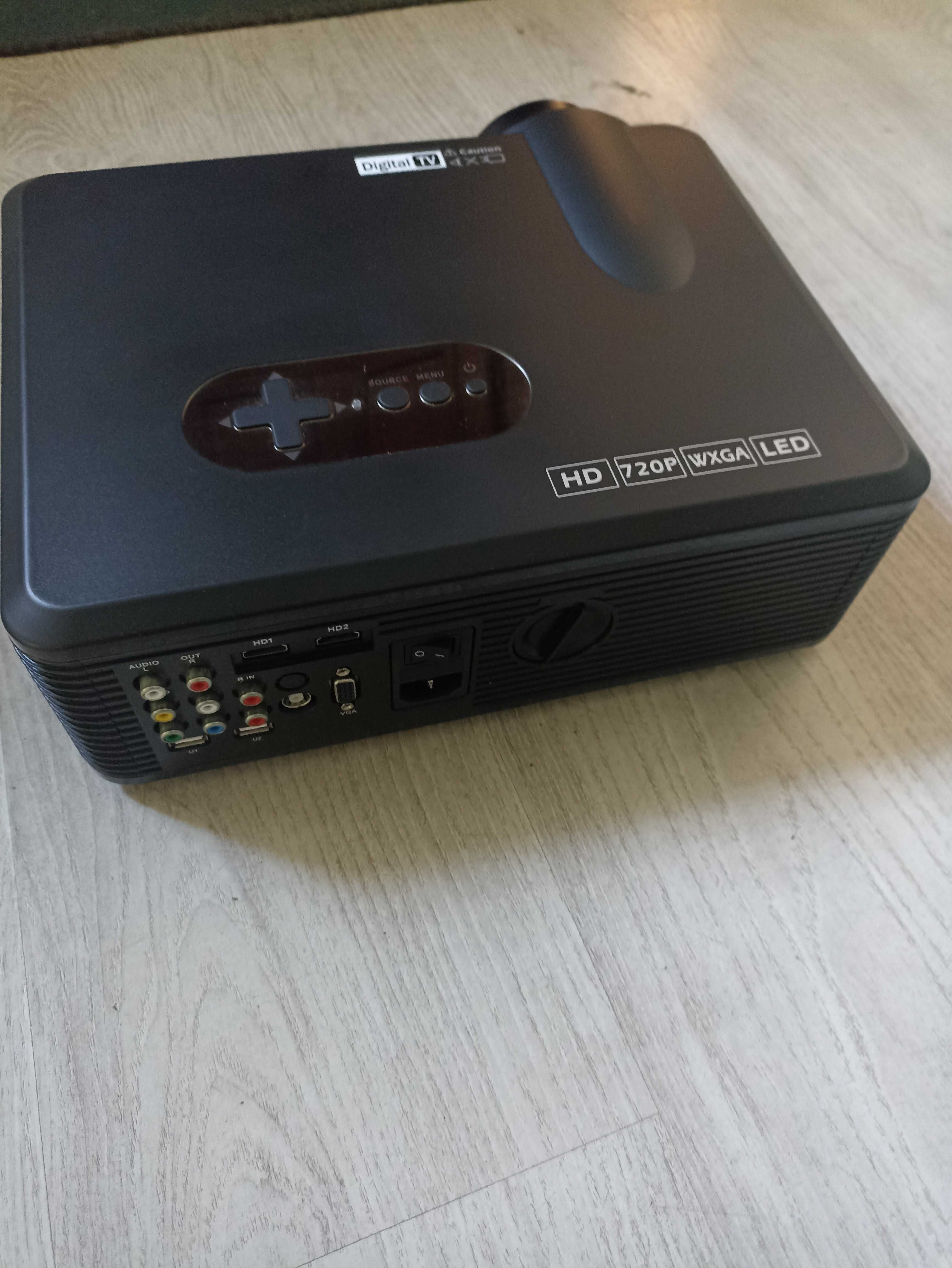 Projektor LED CL720D . Stan idealny.