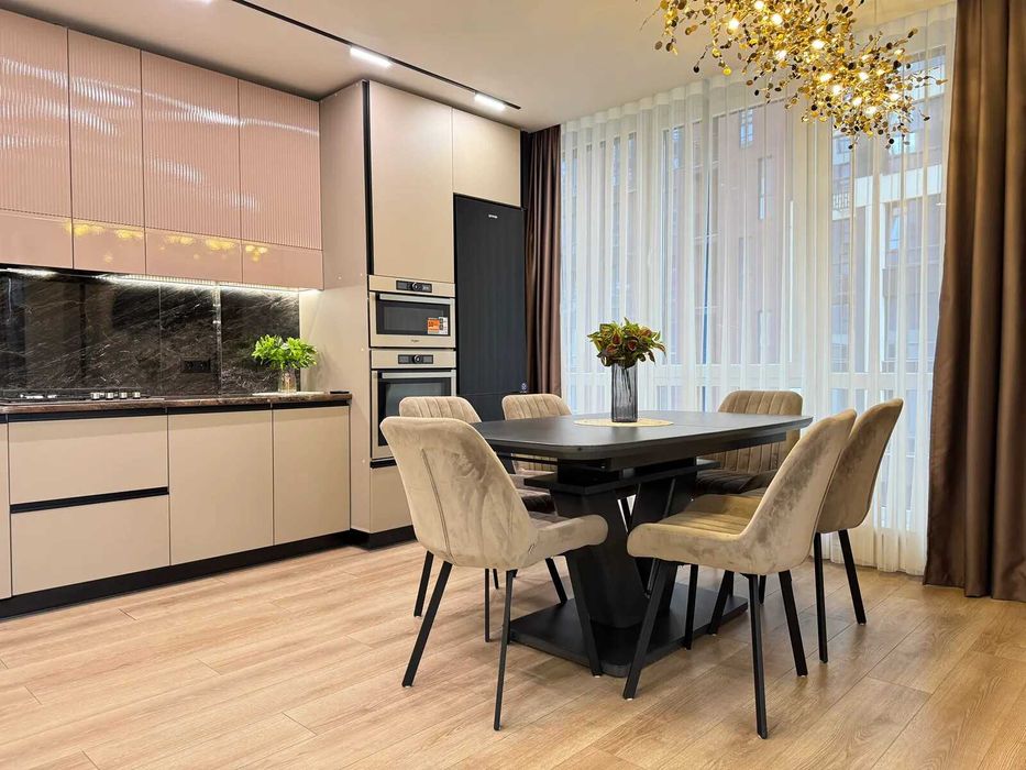 Трикімнатна з ремонтом та меблями