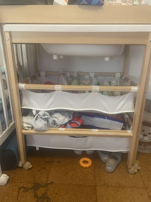 Muda fraldas com banheira