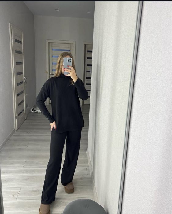 Чорний теплий костюм