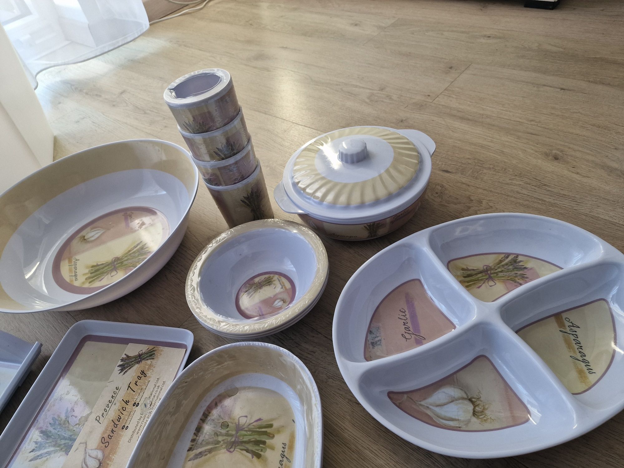 Zestaw wielorazowych plastikowych naczyń