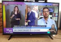 Tv LG 43UJ620V.  Ecrã mais escuro, no lado esquerdo