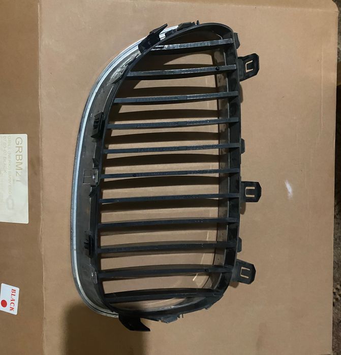 решітки радіатора bmw e60/61 оригінал ,кріплення цілі  комплект 700грн