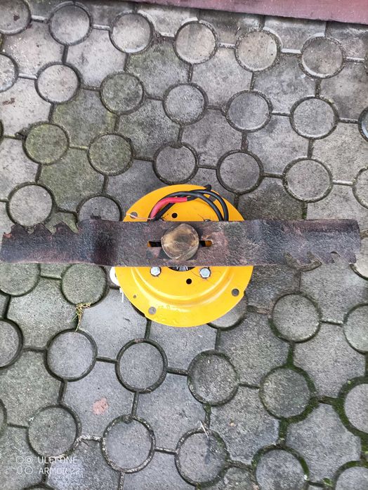 Silnk do kosiarki elektrycznej z nożem.