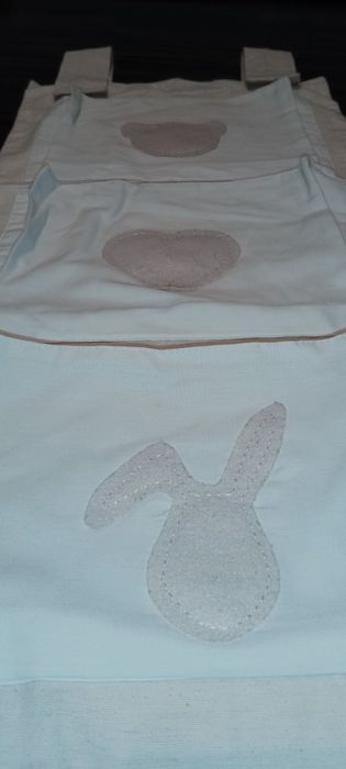 Przybornik na łóżeczko niemowlęce. Organizer na rzeczy pokój dziecięcy